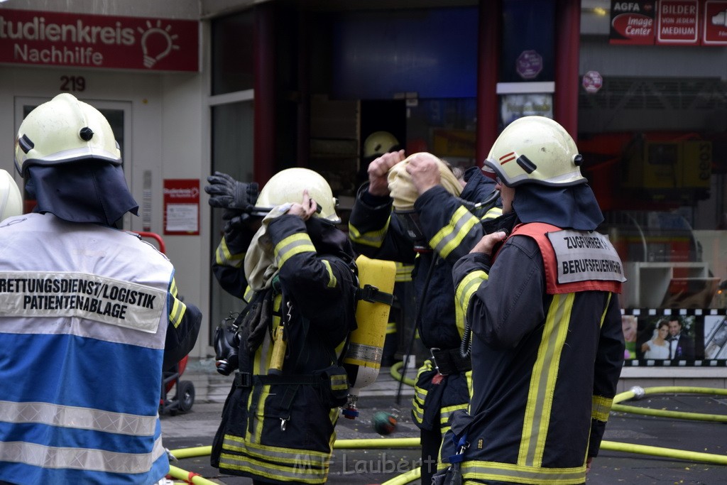 Feuer 2 Koeln Nippes Neusserstr P129.JPG - Miklos Laubert